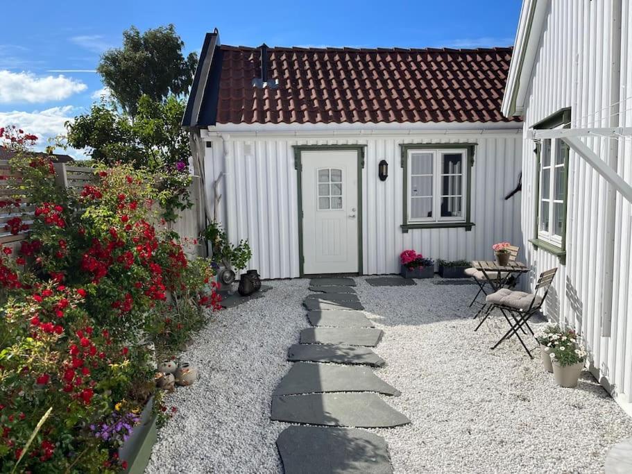 Idyllisk Lite Anneks Med Enestaende Uteplass Larvik Exterior foto