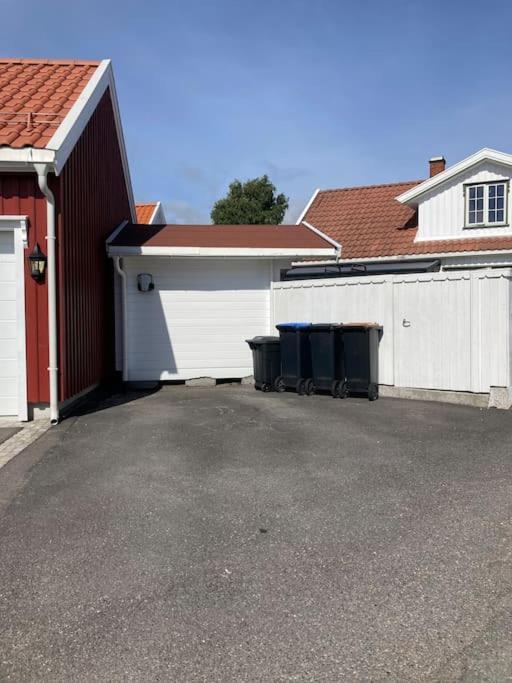 Idyllisk Lite Anneks Med Enestaende Uteplass Larvik Exterior foto