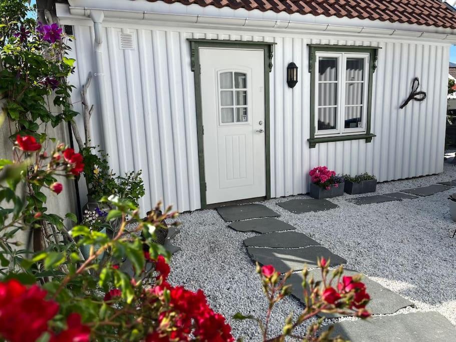 Idyllisk Lite Anneks Med Enestaende Uteplass Larvik Exterior foto